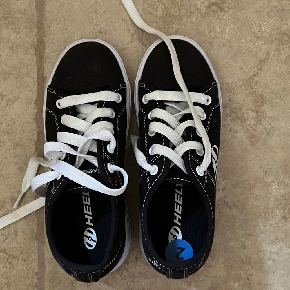 HEELYS LIKE NEW